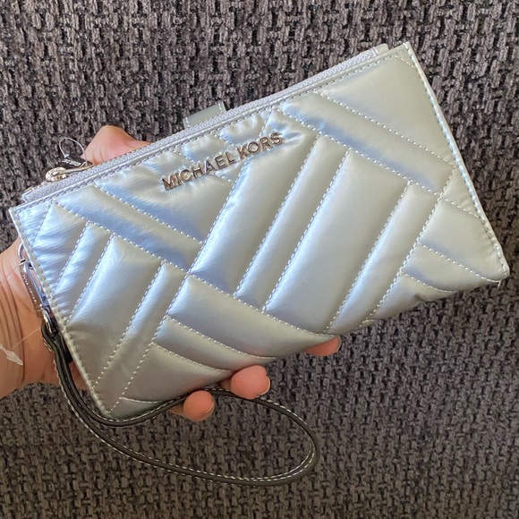 SOLD! NWT Michael Kors Peyton Double Zip Wristlet - Picture 3 of 16